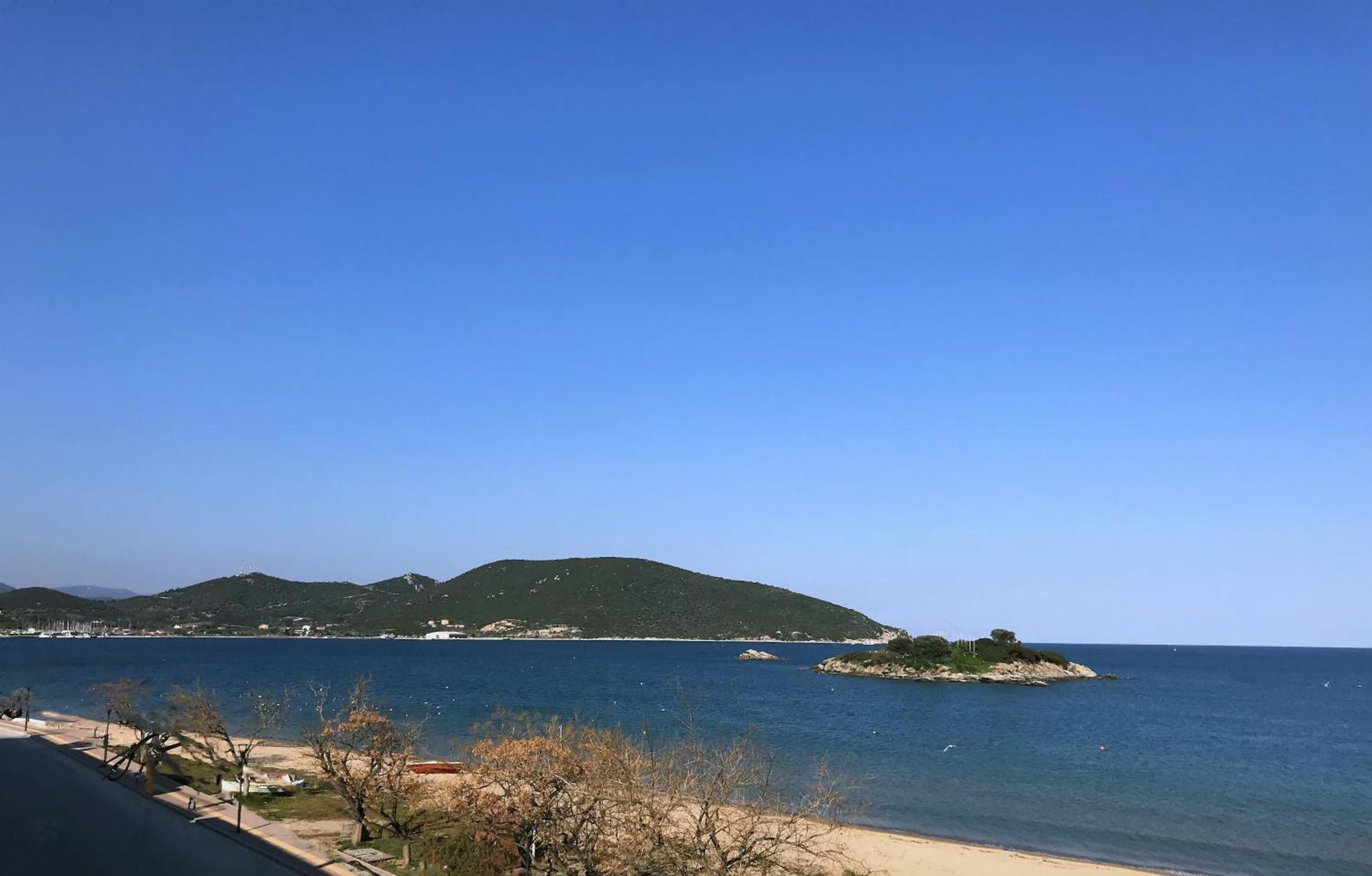 Upper Deck Apt. Daire Néa Péramos Dış mekan fotoğraf