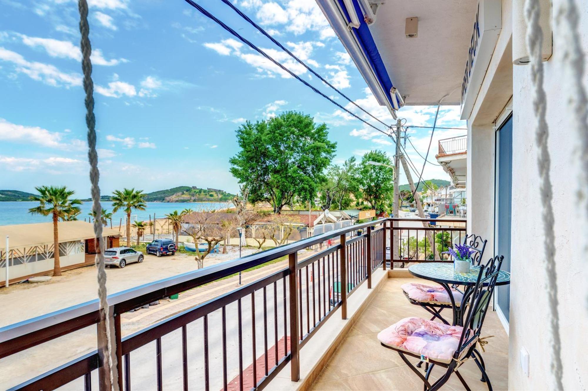 Upper Deck Apt. Daire Néa Péramos Dış mekan fotoğraf