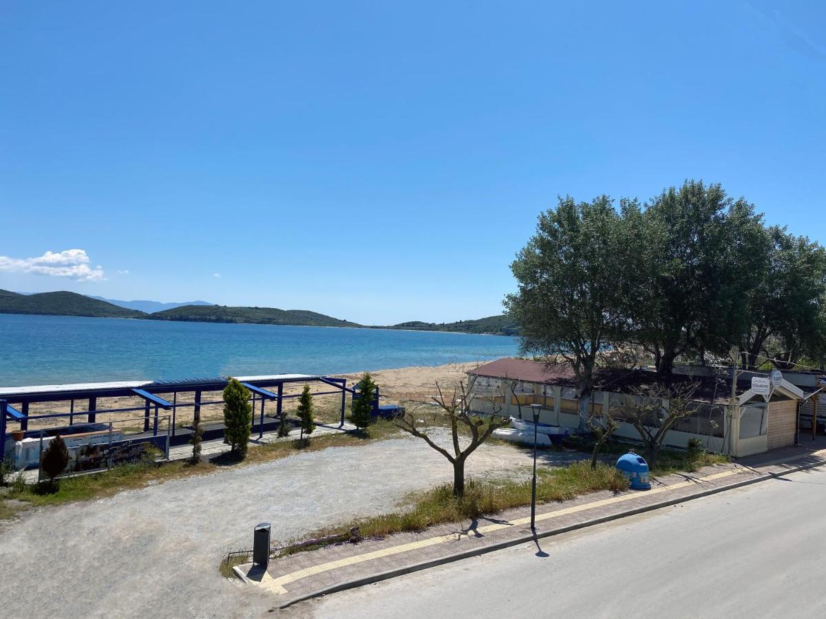 Upper Deck Apt. Daire Néa Péramos Dış mekan fotoğraf